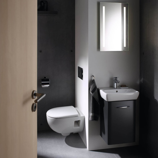 Školjka WC viseća s daskom soft close bijela RIMFREE GEBERIT SELNOVA ovalna - djelomično zatvorena